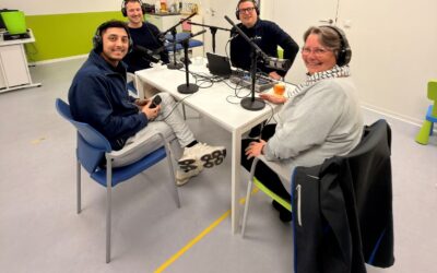 Topfit op de Cast: Aflevering 28- Sociaal Domein Gemeente Alphen aan den Rijn. We spreken met Heleen Steens en Floyd van der Land. Beiden zijn gebiedsadviseurs waarbij Heleen afscheid neemt en met pensioen gaat en Floyd haar werkzaamheden overneemt.